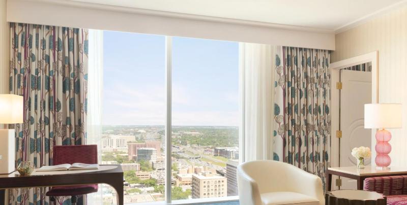 Fairmont Gold One Bedroom Suite, 1 King Bed image 2