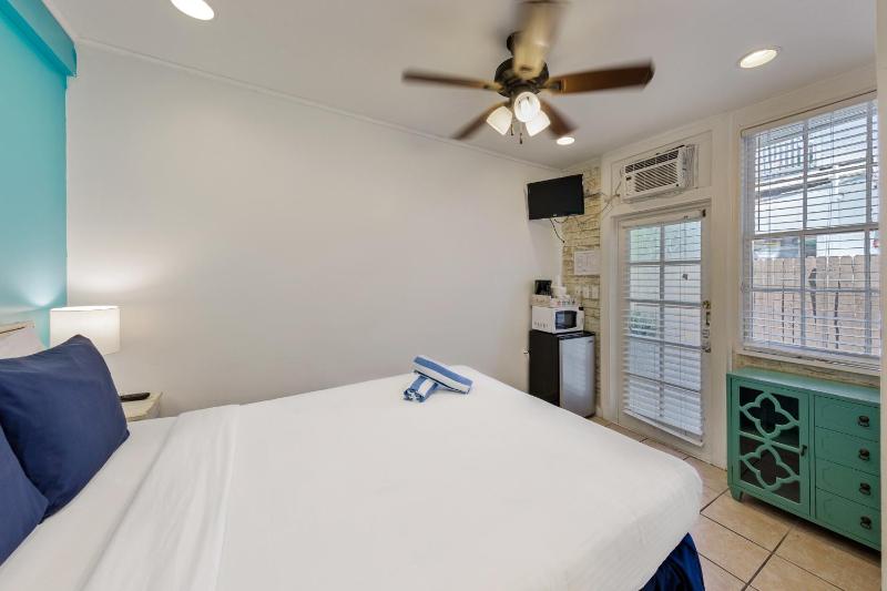 Small Queen Room image 4
