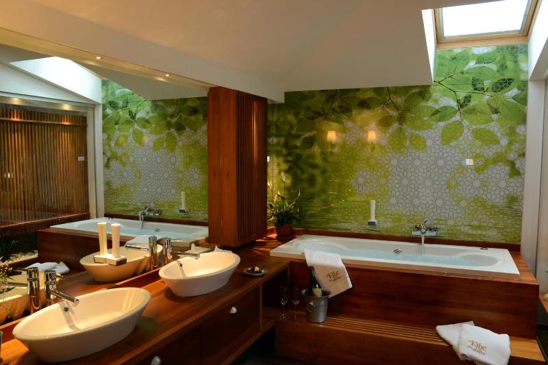 Deluxe Double Room with Balcony image 3
