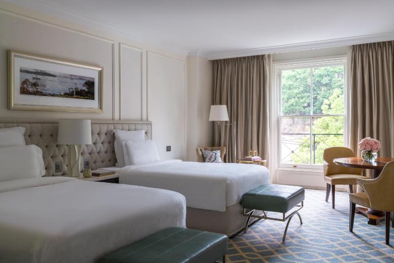 Deluxe Double Room with City View image 4