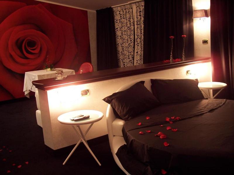 Queen Suite with Spa Bath image 3