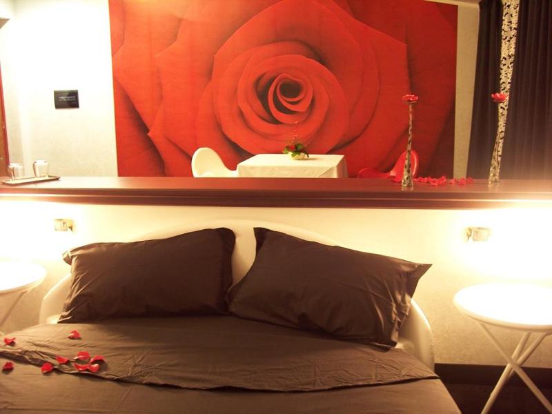 Queen Suite with Spa Bath image 4