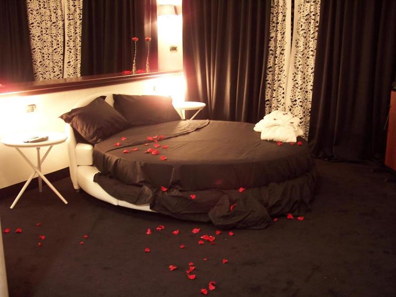 Queen Suite with Spa Bath image 2