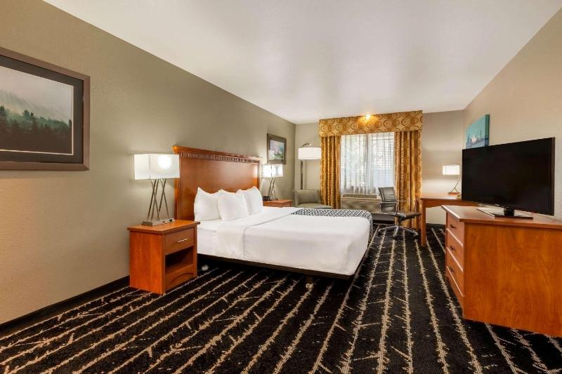 Queen Room with Mobility/Hearing Impaired Access - Non-Smoking image 3