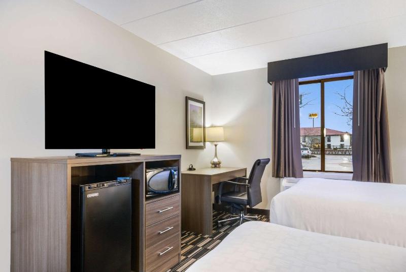 Queen Room with Two Queen Beds - Disability Access/Non-Smoking image 2