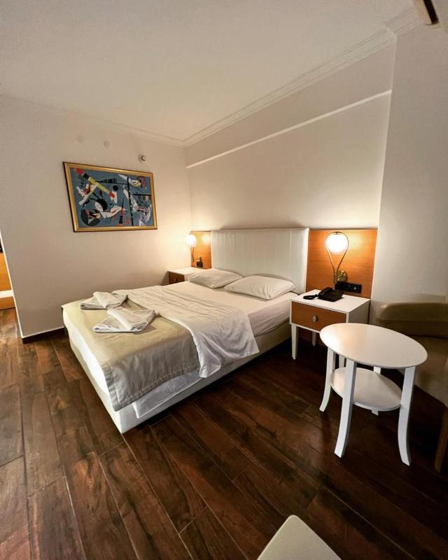 Double Room with Balcony image 2