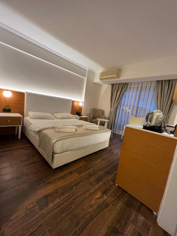 Double Room with Balcony image 3