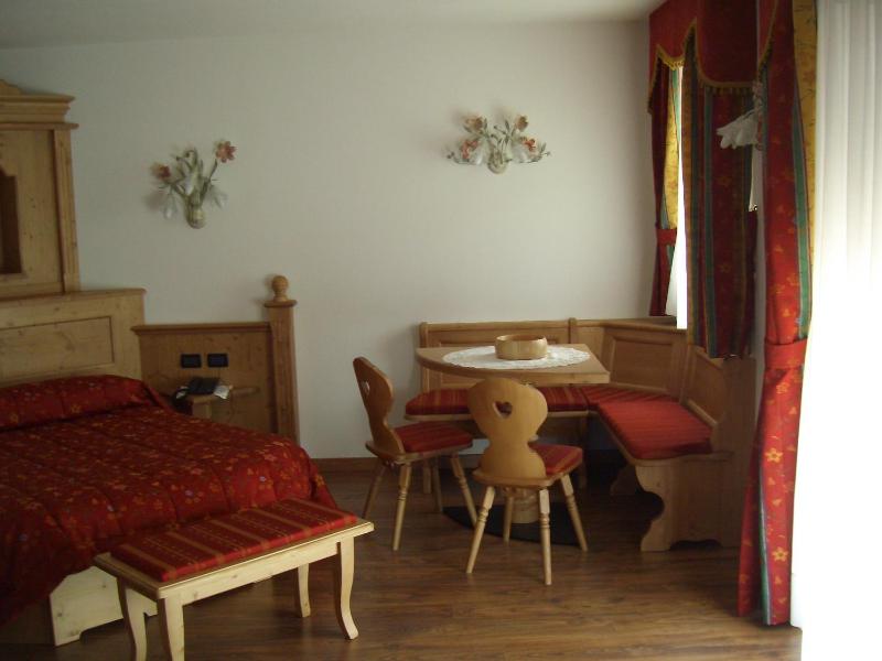 Classic Quadruple Room image 2
