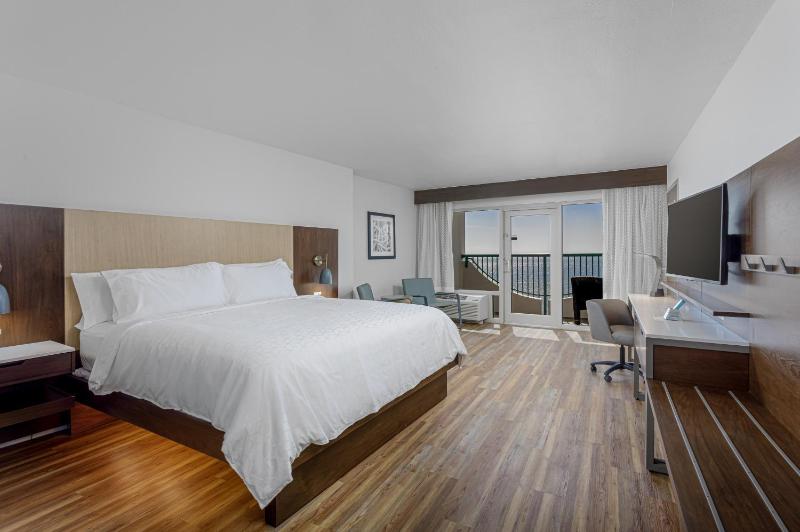 Standard King Room image 3