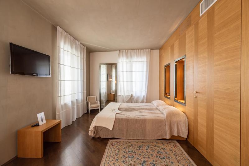 One-Bedroom Suite image 4