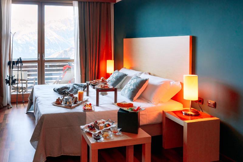 Double or Twin Room with Mountain View image 1
