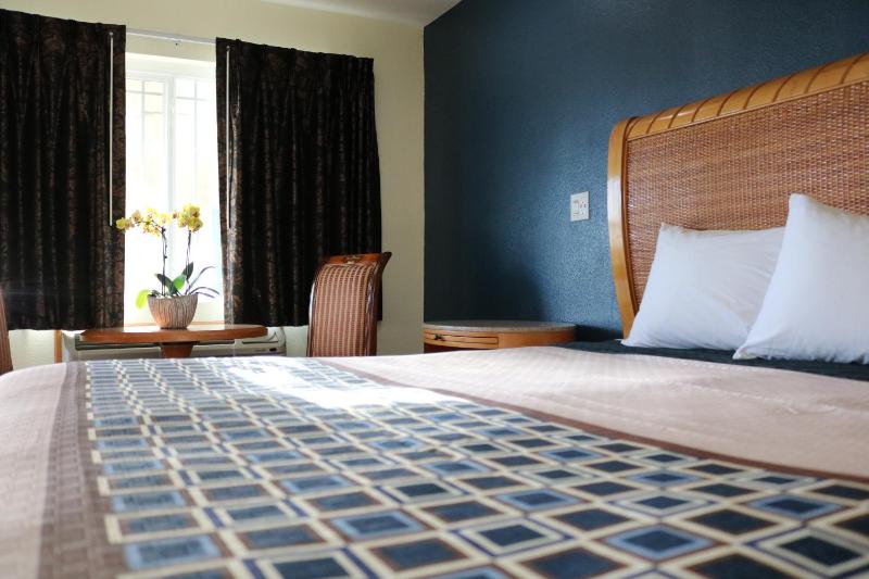 Deluxe King Room image 3