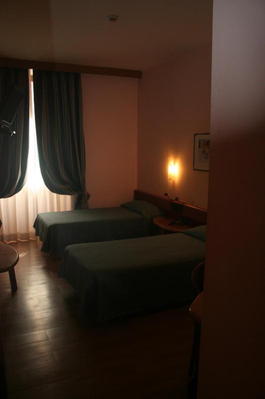 Twin Room image 3