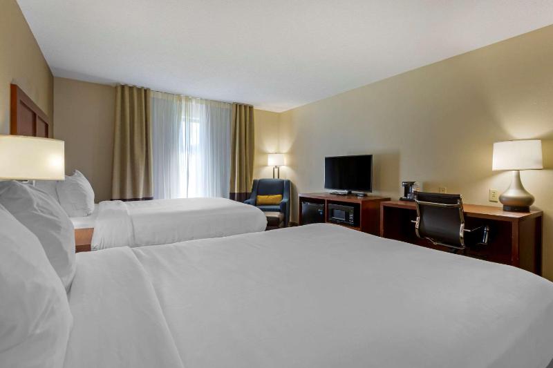 Queen Room with Two Queen Beds - Non-Smoking image 4