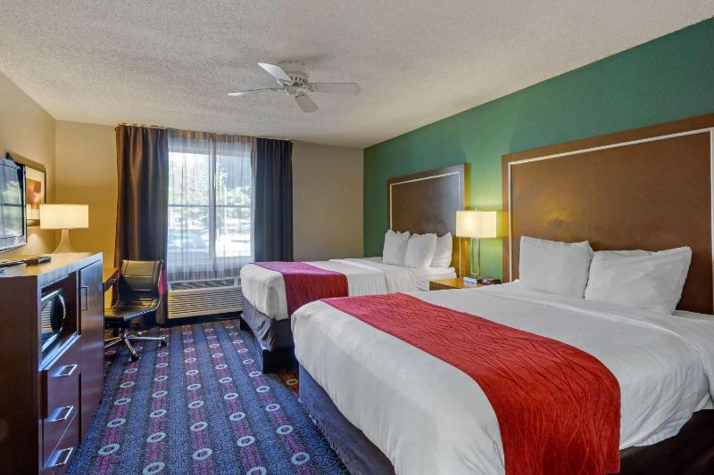 Queen Room with Two Queen Beds - Non-Smoking image 1