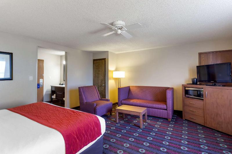 King Suite with Sofa Bed - Non-Smoking image 4