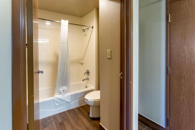 King Suite with Sofa Bed - Non-Smoking image 2
