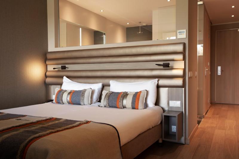 Wellness Suite with Spa Bath and Balcony image 4