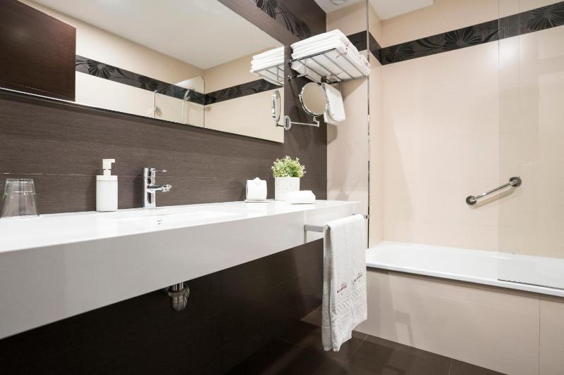 Double or Twin Room image 3