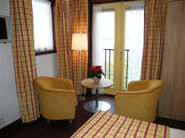 Standard Twin Room image 3