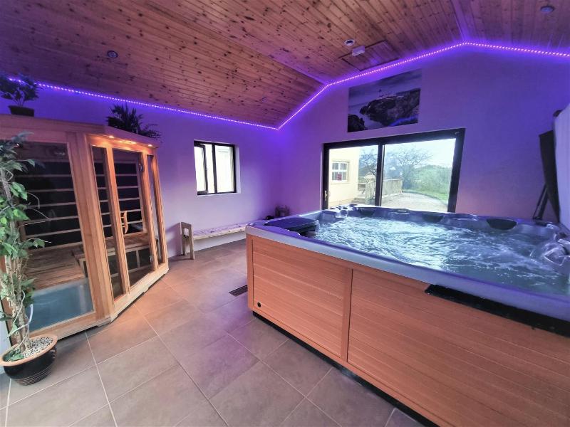 Three-Bedroom House(Millstone Cottage No.3) w/ Hot Tub & Sauna image 3
