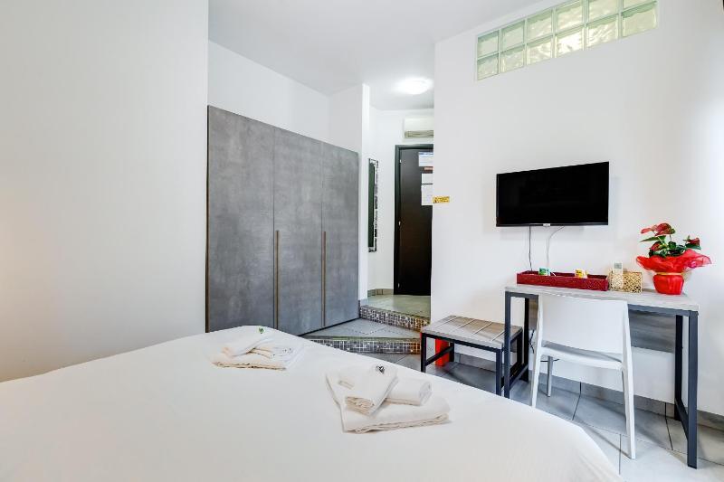 Deluxe Double or Twin Room image 3