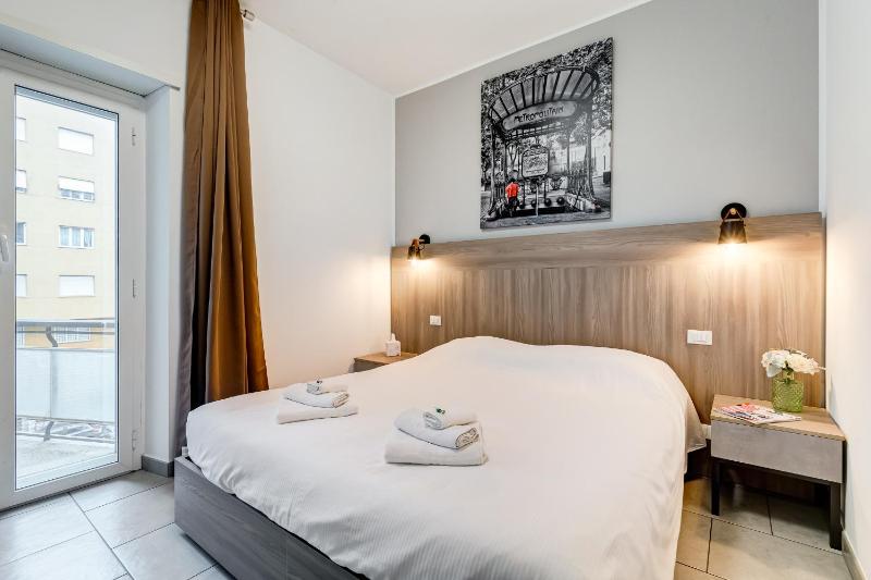 Deluxe Double or Twin Room image 2