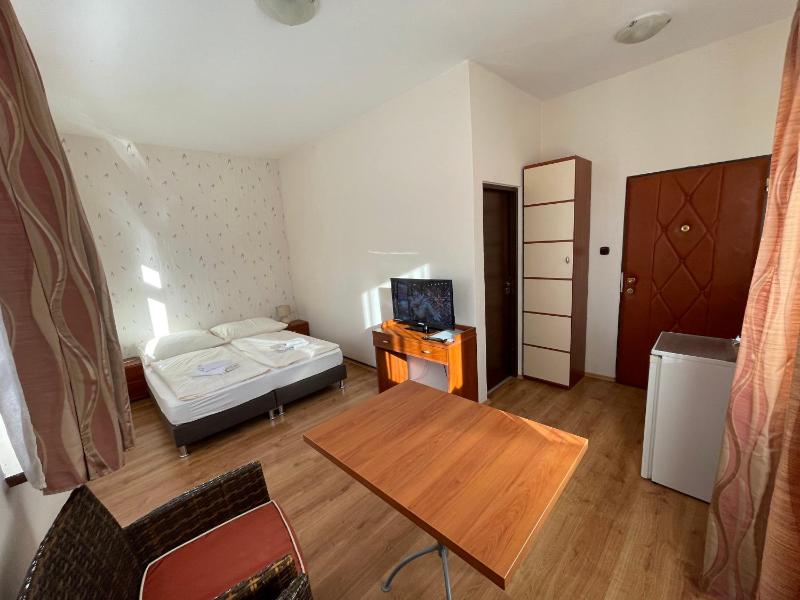 Double Room image 3