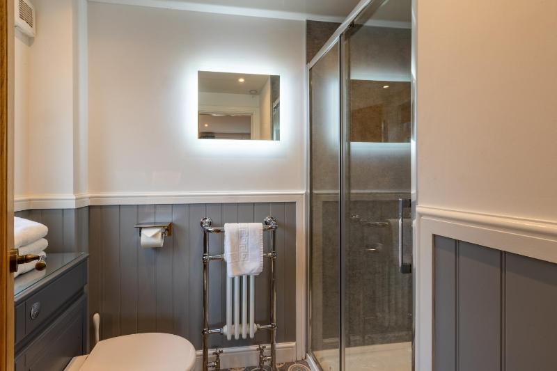 Deluxe Quadruple Room image 3