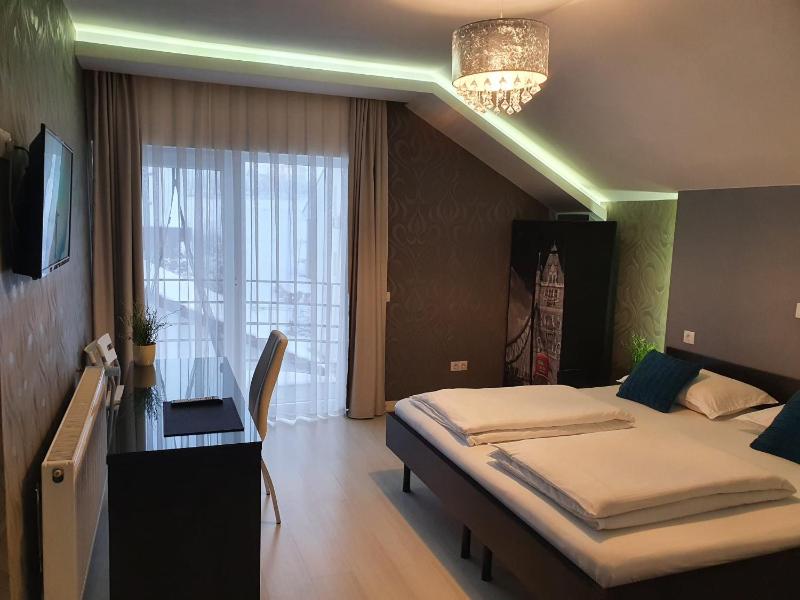 Double Room with Balcony image 3