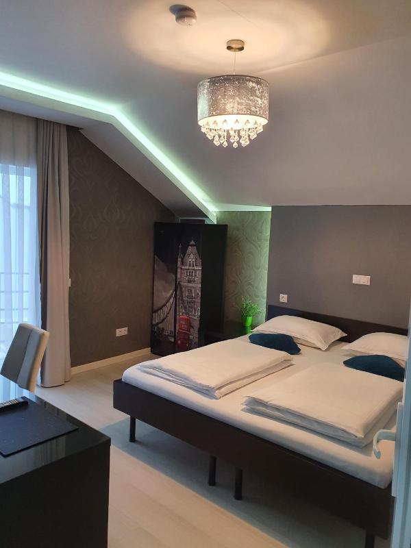 Double Room with Balcony image 4
