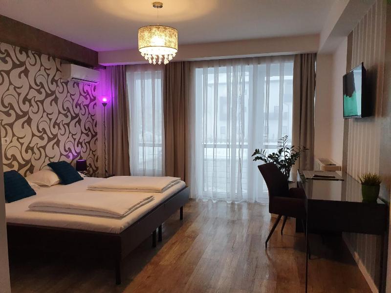 Double Room with Balcony image 4