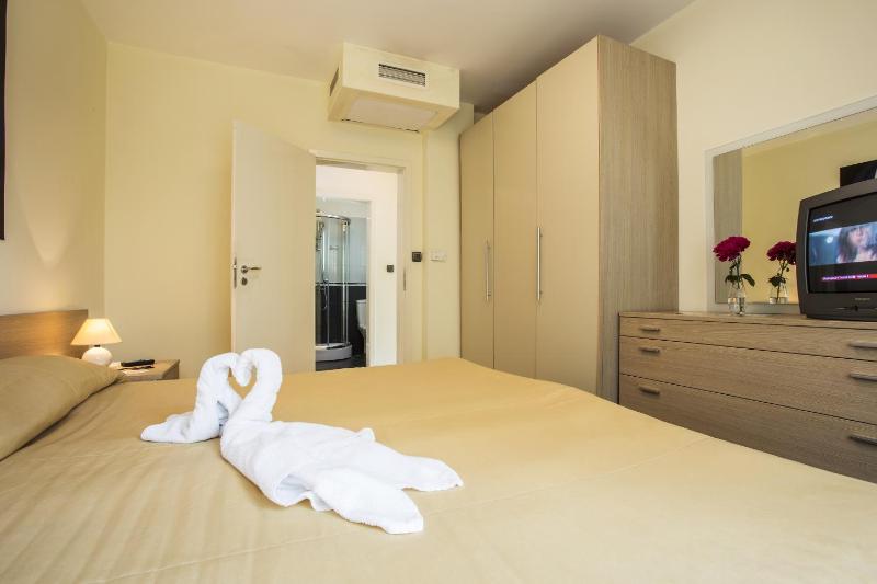 Junior Suite with Balcony image 1