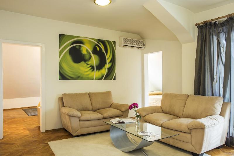 Suite with Free Underground Parking image 4