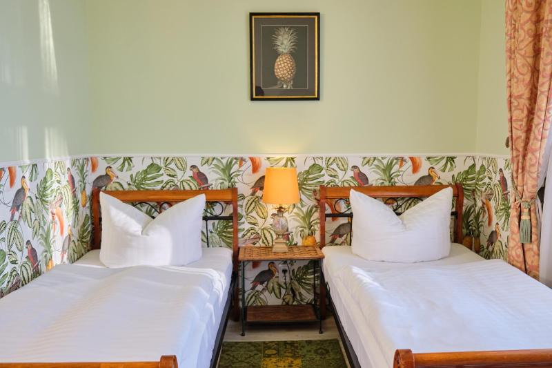 Standard Twin Room image 1