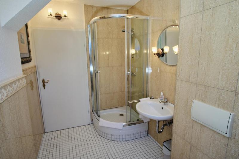 Single Room with Shared Bathroom image 4