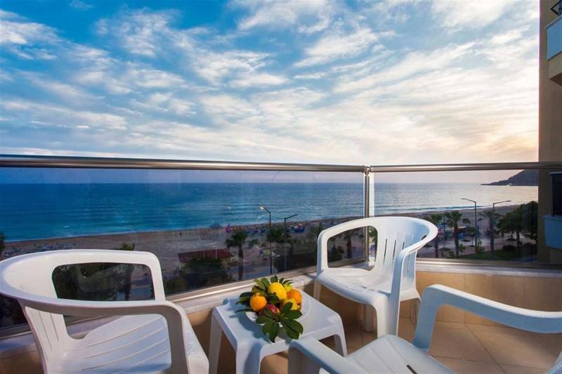 Double Room with Sea View image 4