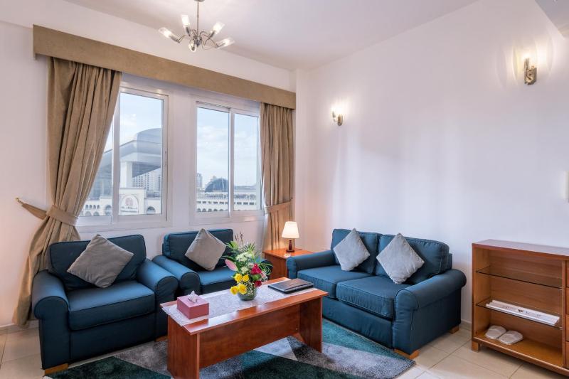 Deluxe One-Bedroom Apartment image 3
