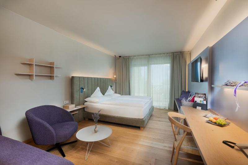 Double Room with Garden View image 3