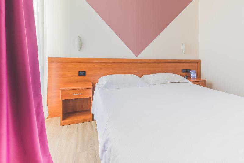Economy Double Room image 4