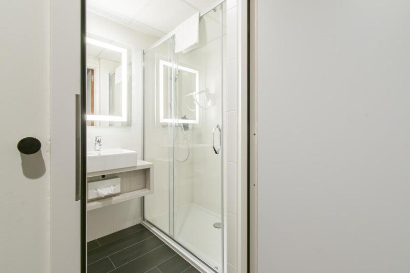 Superior Double Room with Balcony image 4