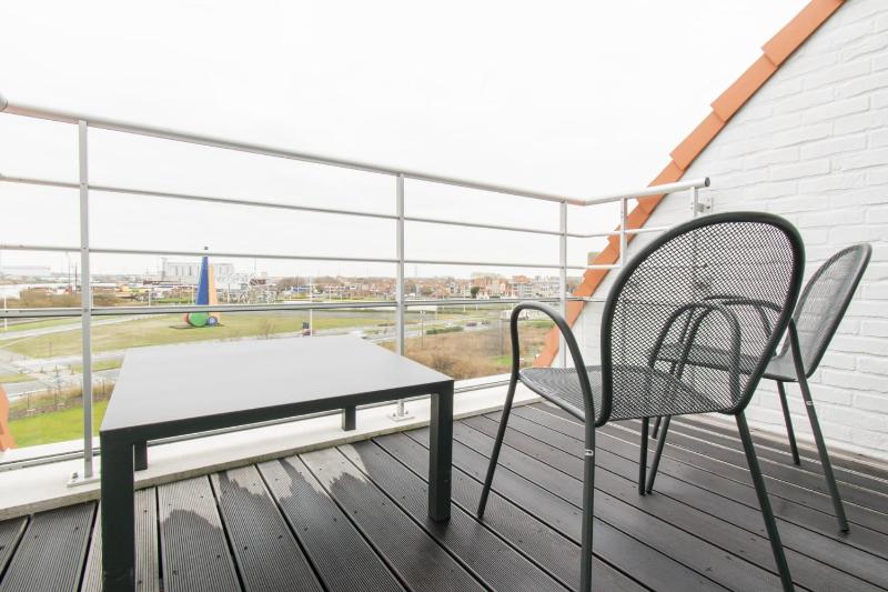 Superior Double Room with Balcony image 3