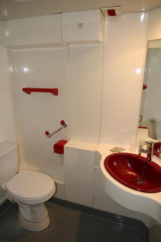 Non-Smoking Standard Room - 1 to 3 Persons image 3