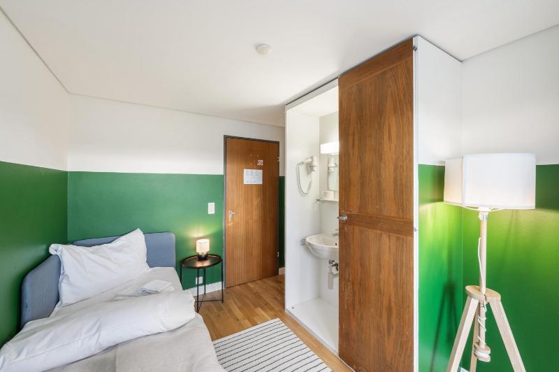 Minimalist with Balcony image 4