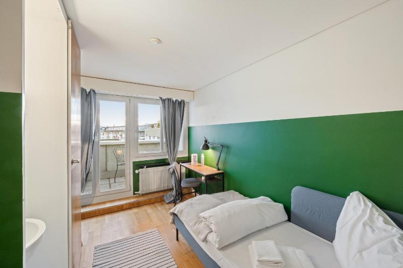 Minimalist with Balcony image 3