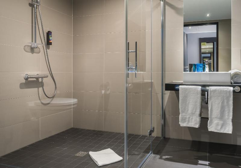 Premium Queen Room image 1