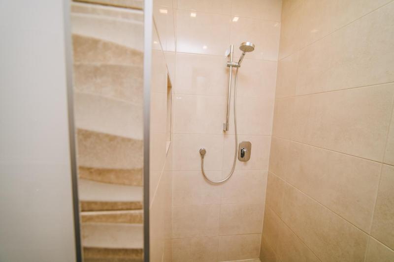 Modern apartment near Cathedral - BEST LOCATION - image 13