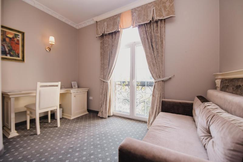 Deluxe Queen Room image 3