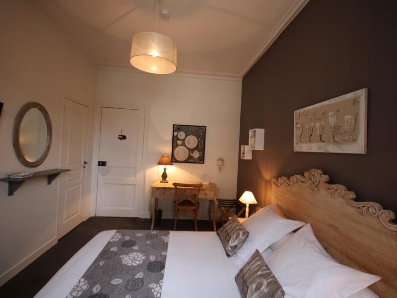 Small Double Room image 4