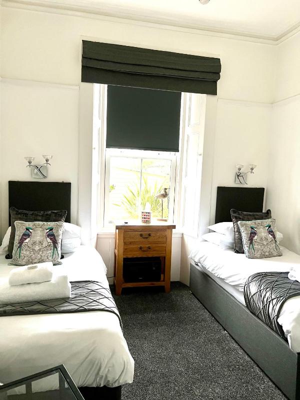 Superior Twin Room image 1